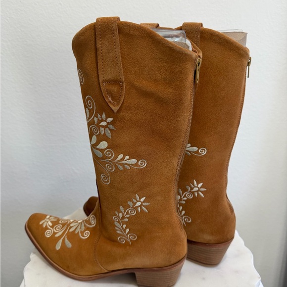 Elegant Suede and Floral Embroidered Caramel Heeled Boots NIB Size 10.5 - Picture 10 of 12